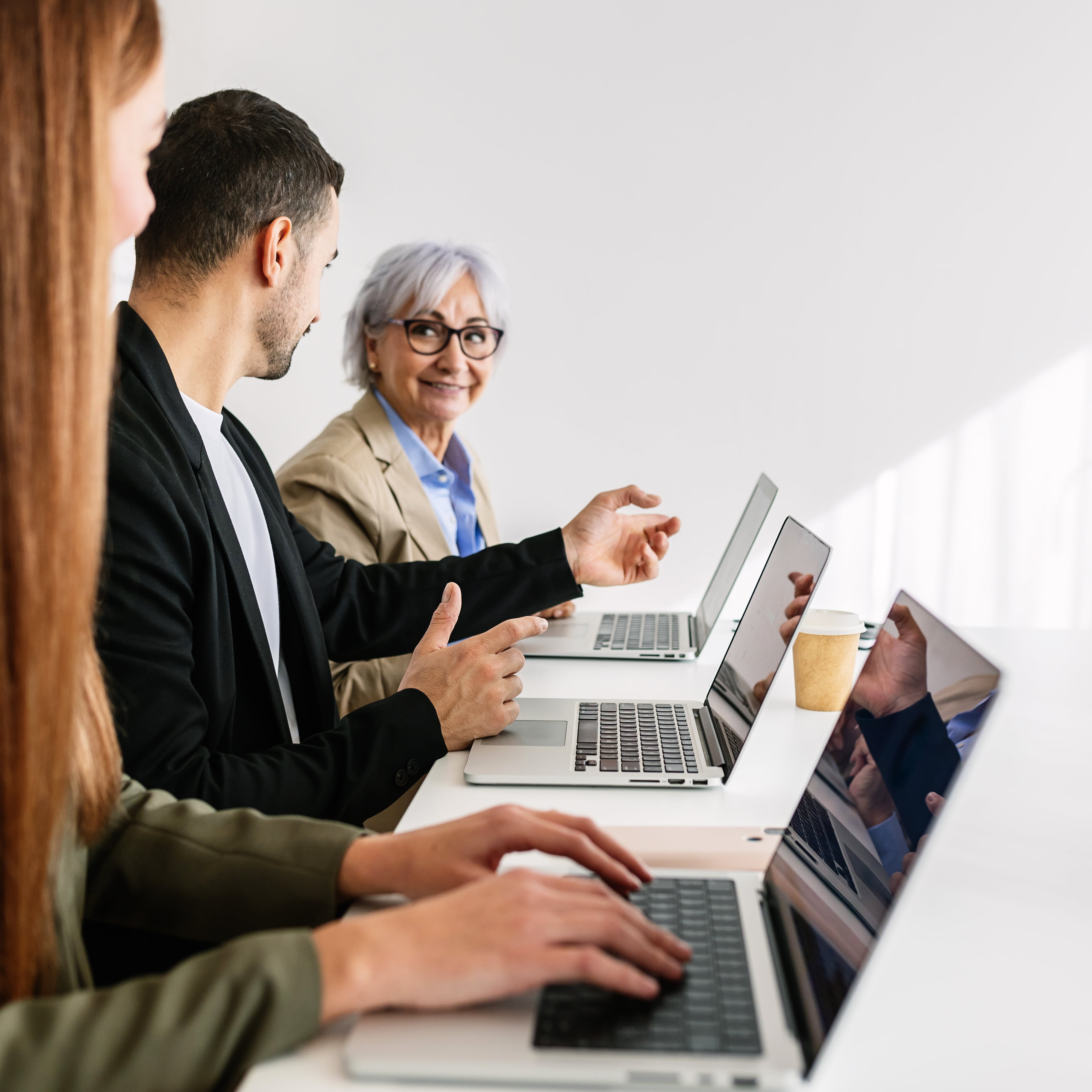Desarrollador web trabajando en ordenador portátil con skyline de Madrid al fondo, mostrando tendencias de desarrollo web moderno