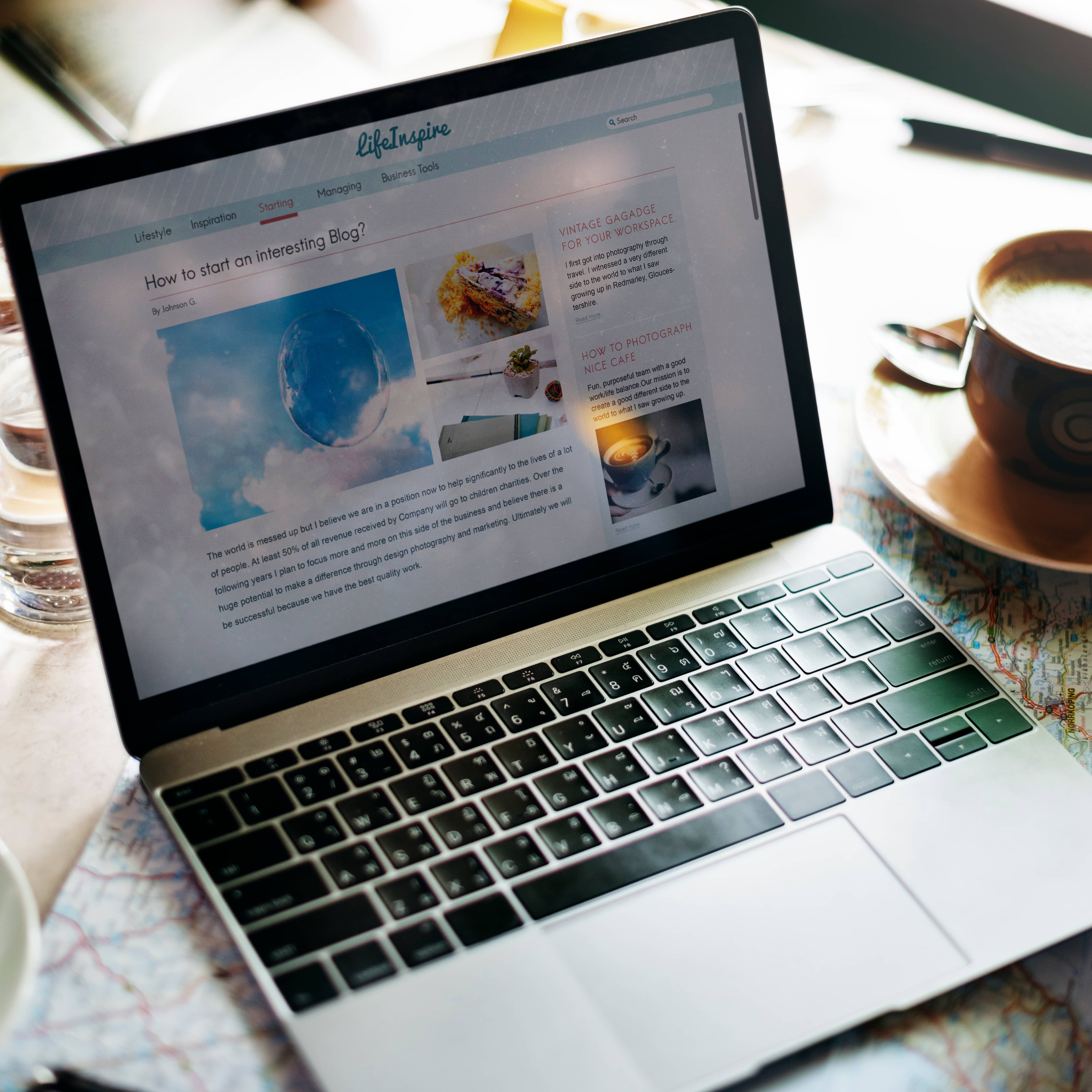 Diseñadora creando página web en pantalla con elementos visuales atractivos, orientados a negocios en Madrid