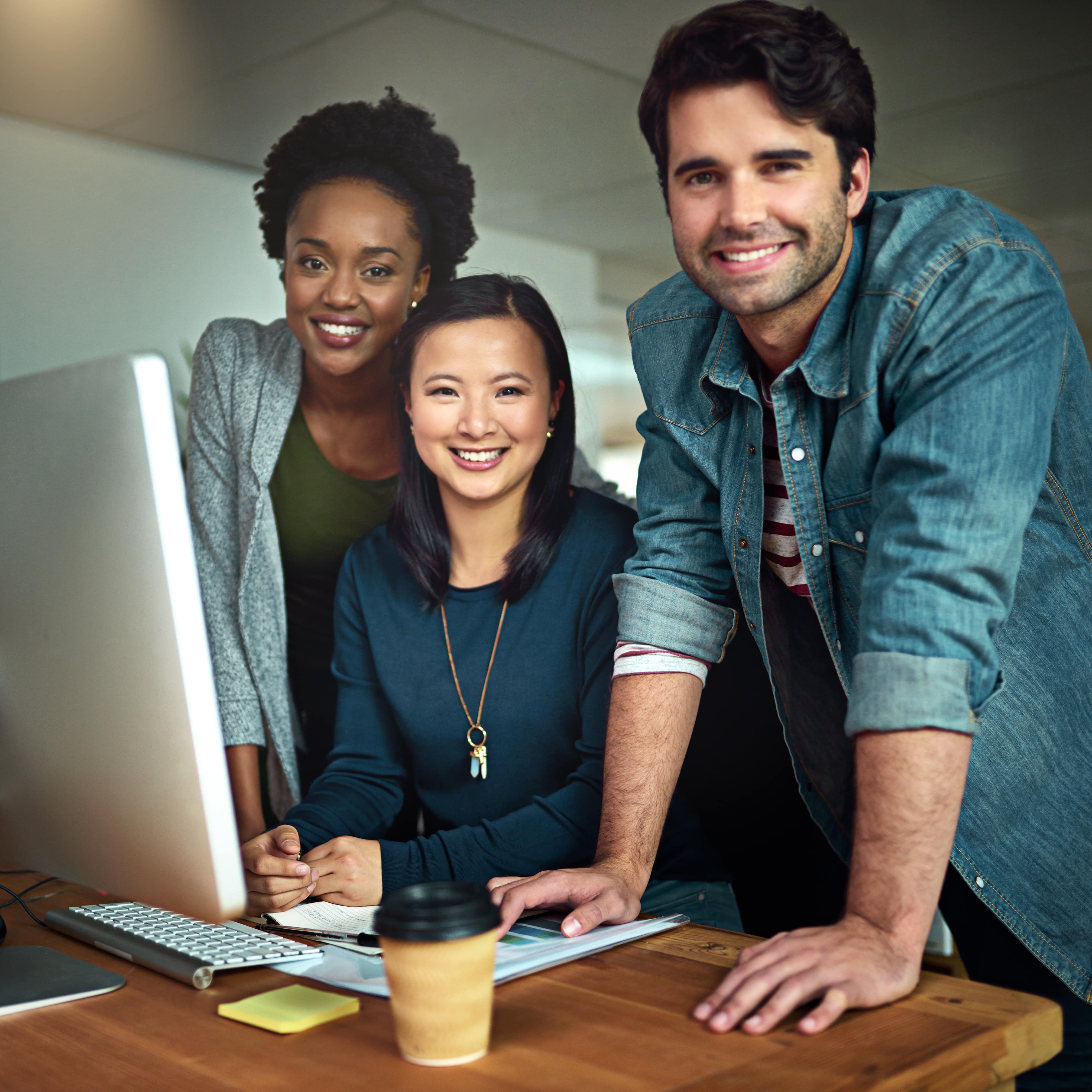 Usuario interactuando con aplicación web en Madrid, mostrando buena experiencia de usuario y diseño intuitivo